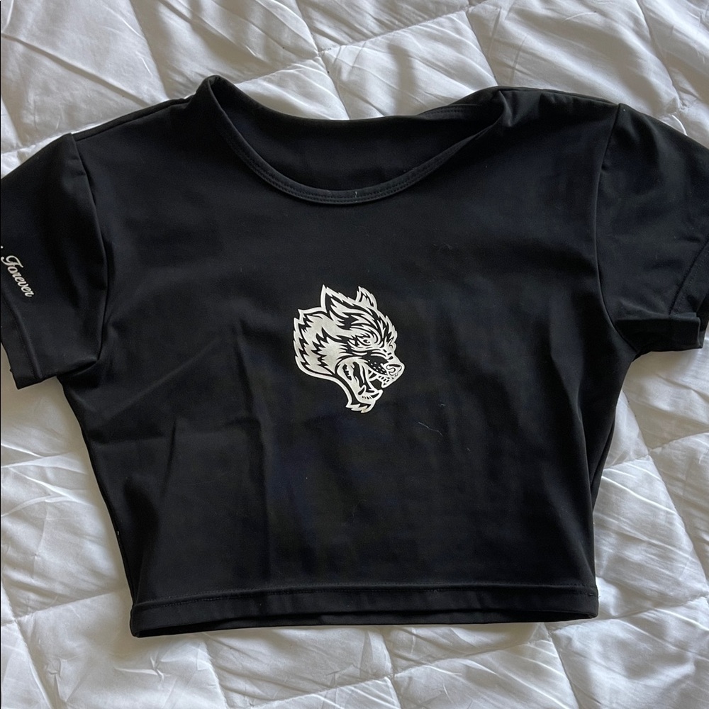 Darc Sport Black Short-Sleeve Wolf Graphic Crop Top